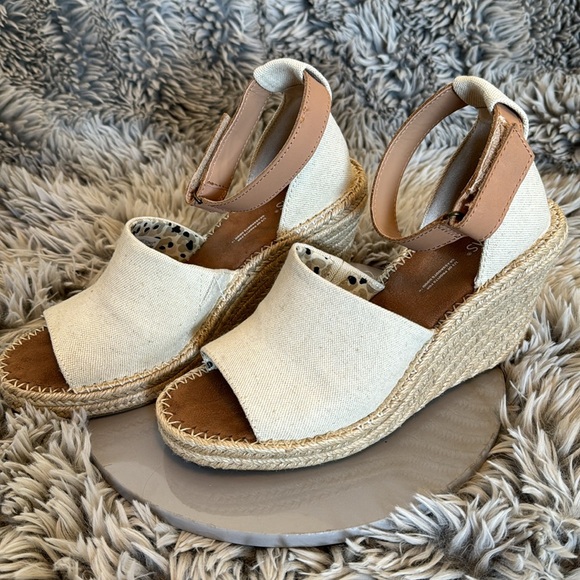 Toms ankle strap wedge sandals. NWT . 8.5 - Picture 6 of 7